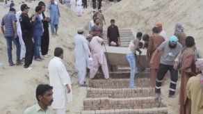 Pakistán entierra a víctimas de explosión de camión y los muertos suben a 157