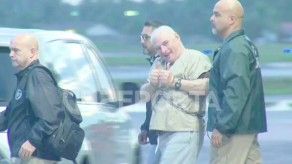 Martinelli aborda avión que lo trasladará a Panamá