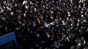 Primeros entierros de la trágica estampida humana durante una fiesta religiosa en Israel.