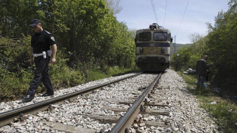Mueren 14 migrantes arrollados por un tren en Macedonia