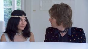 Yoko Ono y John Lennon.