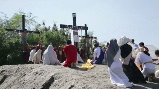 Filipinos se crucifican el Viernes Santo emulando a Jesucristo