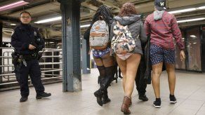Personas en Nueva York pasean en el metro sin pantalones