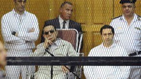 Ordenan libertad condicional para hijos de Mubarak
