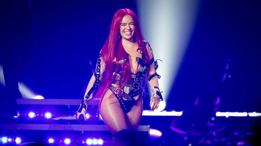 Mujer da a luz en pleno concierto de Karol G, la artista la visitó en el hospital