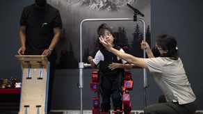 Expertos destacan que la gran ventaja del robot es que ayuda en un tiempo récord a conseguir objetivos en rehabilitación que tardarían meses en lograrse con terapias convencionales.