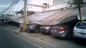 Varios autos afectados tras caída de techo en urbanización Los Ángeles