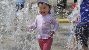 Un comité formado por el gobierno presentó la semana pasada un reporte al primer ministro, Fumio Kishida, en el que citaba la baja natalidad y el descenso de la población como factores que podrían erosionar la fortaleza nacional de Japón.