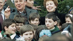 Los Gorbachov tuvieron una hija, Irina, dos nietas y una bisnieta. A pesar de su apego a la familia, Gorbachov vivió toda su vida en Rusia mientras ellos vivían en Alemania.