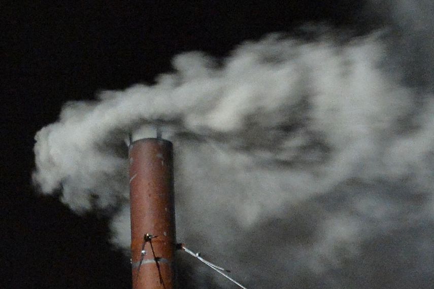 Humo blanco tras la elección del papa Francisco en marzo de 2013. Humo blanco tras la elección del papa Francisco en marzo de 2013.