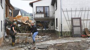 Residentes sacan sus pertenencias destruidas de una casa después de que las inundaciones causaron daños importantes en Schuld, cerca de Bad Neuenahr-Ahrweiler, en el oeste de Alemania.