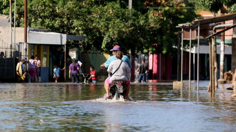 Unas 2.800 familias evacuadas en Asunción por crecida del río Paraguay