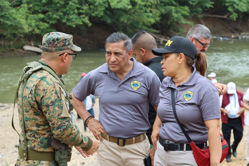 Unidad del SENAFRON junto al personal del Servicio Nacional de Migración