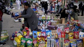 Este tipo de transacciones informales surgieron en Argentina durante la crisis económica de principios de la década del 2000 pero reaparecieron en las barriadas pobres en los últimos años en coincidencia con una inflación anual que no baja de los dos dígitos.