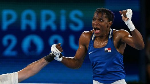 Reacción del esposo de Atheyna Bylon tras ganar las semifinales de boxeo femenino en las Olimpiadas 2024.