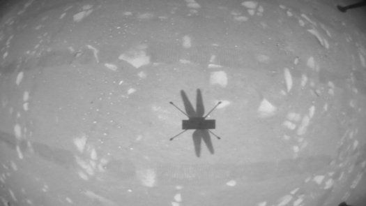 Junto con el mensaje, y como ocurrió con el primer vuelo realizado el lunes, la NASA publicó una fotografía en blanco y negro de la sombra del Ingenuity sobre suelo marciano registrada por una de sus cámaras.