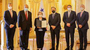 Acto de entrega de nota de compromiso de B/.15,000,000,000 para la carrera judicial.