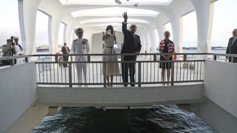 Trump visita Pearl Harbor y el monumento al USS Arizona