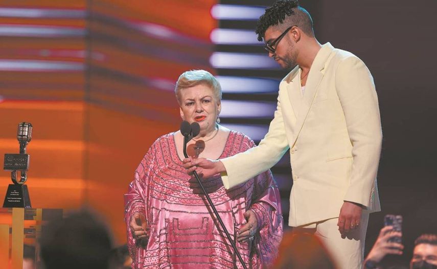 La divertida escena de Bad Bunny y Paquita La del Barrio en Los Latin Billboards