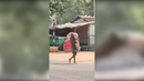 Hombre exhuma a su hermana y la lleva al banco para reclamar sus ahorros en la India. Hombre exhuma a su hermana y la lleva al banco para reclamar sus ahorros en la India.