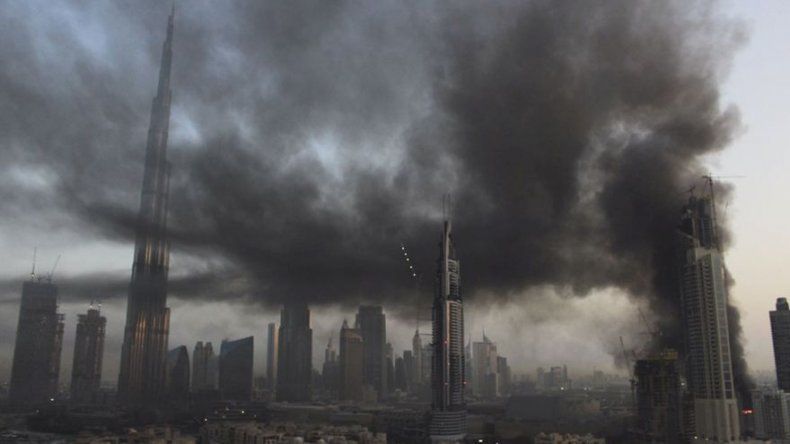 Un aparatoso incendio cubre de humo el centro de Dubái