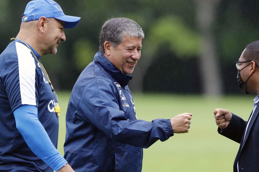 SP01. SAN PEDRO SULA (HONDURAS) 09/11/2021.- Hernán el Bolillo Gómez director técnico de la Selección Nacional de Honduras es visto durante un entrenamiento