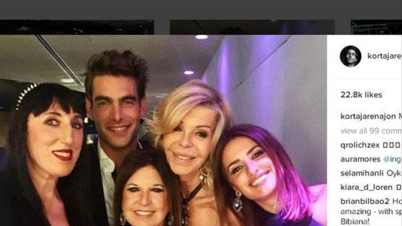 Jon Kortajarena se rodea de chicas Almodóvar para apoyar a Penélope Cruz
