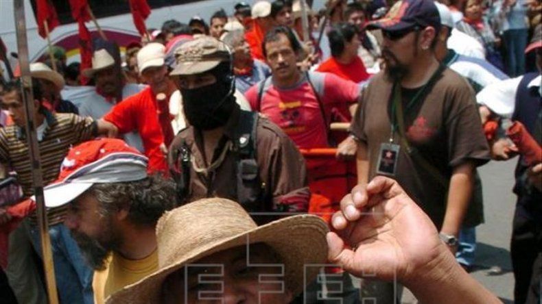 Manifestantes se enfrentan con oficiales por nuevo aeropuerto de México