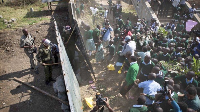 Policía en Kenia utiliza gas lacrimógeno contra escolares