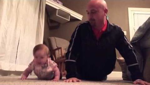 Una bebé haciendo flexiones con su padre arrasa en YouTube