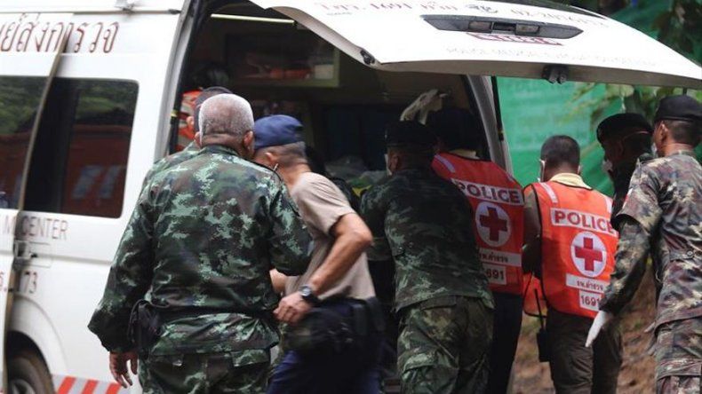 Buzos rescatan a otros cuatro niños de la gruta inundada en Tailandia