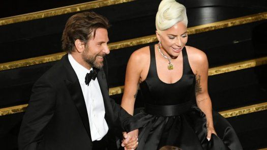 Lady Gaga y Bradley Cooper dan un recital de complicidad en los Óscar
