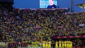 Los jugadores homenajean a Vilanova antes del Villarreal-Barcelona