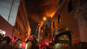 Se necesitaron más de dos decenas de camiones de bomberos para controlar el siniestro durante la víspera y la madrugada.