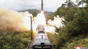 Norcorea dice que probó lanzamiento de misiles desde tren