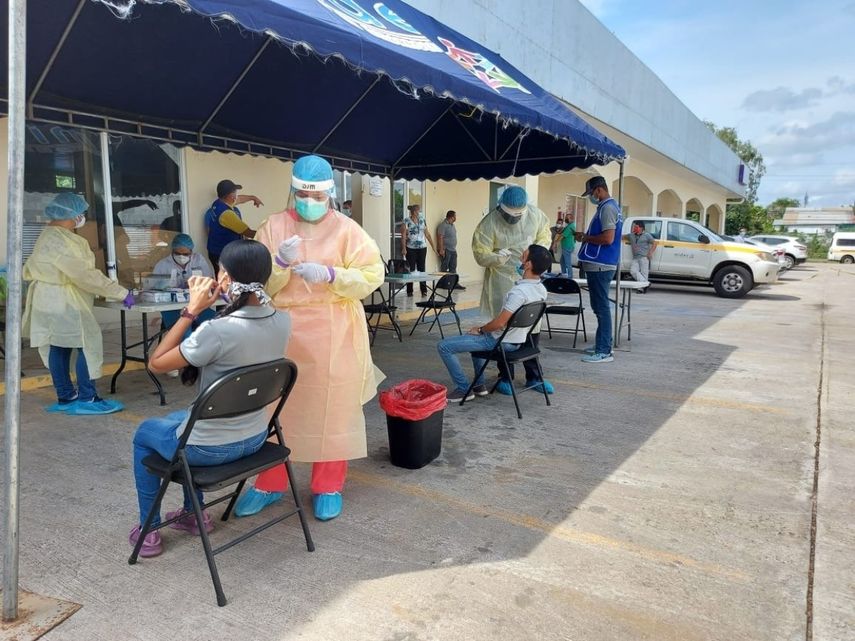 Personal de salud aplica pruebas de hisopados para detectar casos positivos de covid-19.