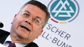 Jerarca del fútbol alemán reconoce errores en caso Ozil