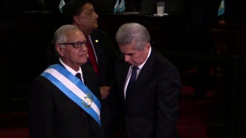 Presidente de Guatemala promete recuperar fe en democracia