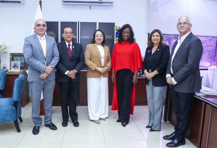 Ministra Lucy Molinar dialoga con rectores de universidades estatales.