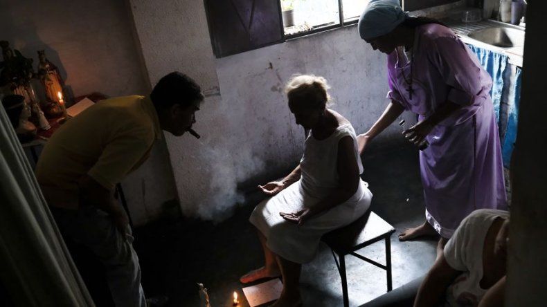Hierbas y cirugías espirituales, remedios desesperados de enfermos venezolanos