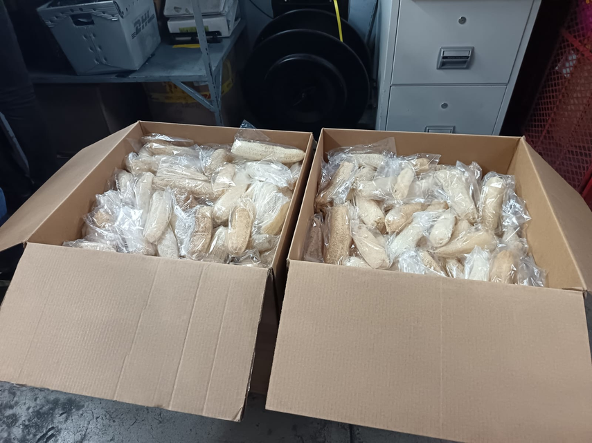 La Policía Nacional incauta droga oculta en cajas en una empresa de encargos.