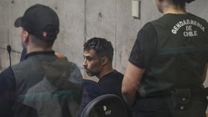 Exfutbolista acusado de violación vuelve a prisión tras revocarse su arresto domiciliario nocturno.