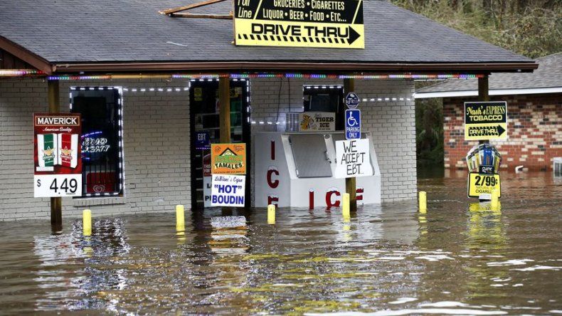 Fuertes aguaceros azotan Louisiana, forzando a evacuaciones