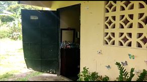 Así quedó la puerta del cuarto de alquiler donde vivía la víctima con sus hijos, tras ser forzada por el agresor. Así quedó la puerta del cuarto de alquiler donde vivía la víctima con sus hijos, tras ser forzada por el agresor.