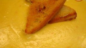 Sopa templada de zapallo con frutas y yogurt de manzana