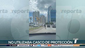 Captan a ciudadano patinando en plena vía