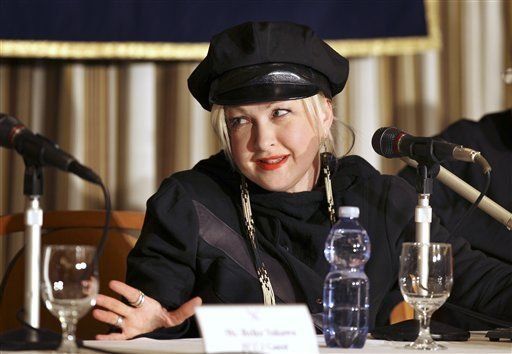 Cyndi Lauper pide apoyar a Japón tras desastre de hace un año