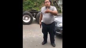 Unidad de la Policía Nacional saca su arma de fuego tras una colisión.