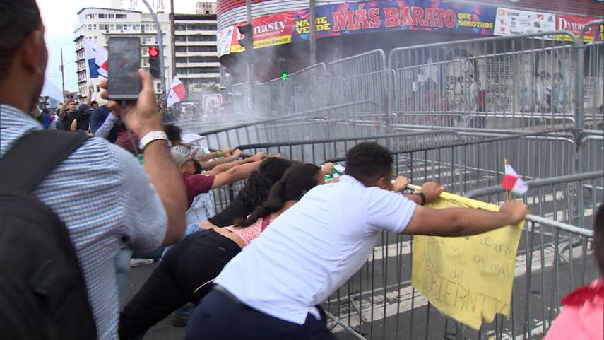 Los manifestantes intentaron quitar las vallas que están instaladas en los predios de la Asamblea Nacional.