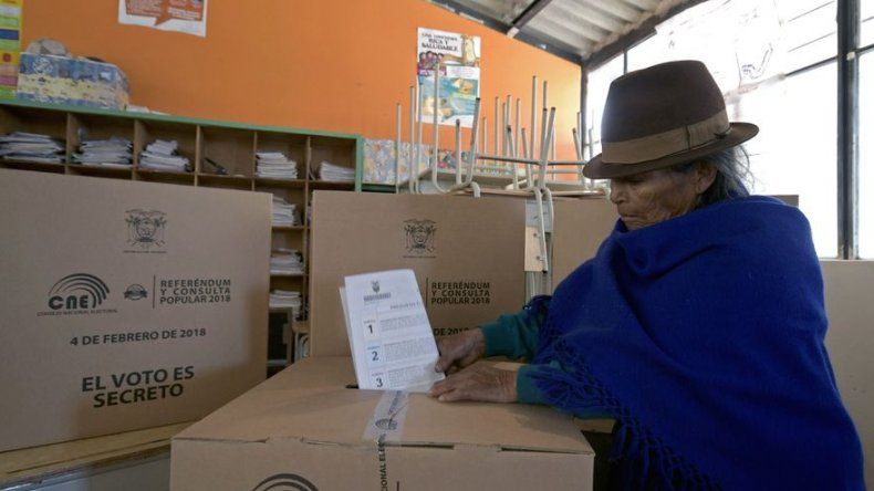 Ecuatorianos aprueban suprimir la reelección indefinida